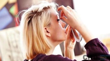 دراسة: مخاطر خفية لتركيب الرموش الصناعية الدائمة على العين