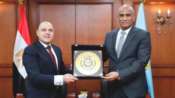 محافظ كفر الشيخ يكرم نظيره السابق اللواء علاء عبد المعطي