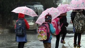 مدير إدارة 6 أكتوبر التعليمية تنفي تأجيل امتحانات شهر مارس بالمدارس بسبب الأمطار