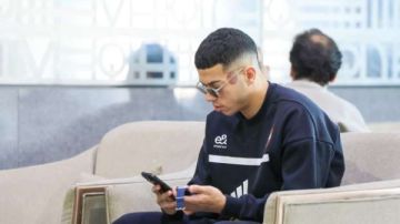 حجامة إمام عاشور تثير الجدل في مطار القاهرة قبل السفر لـ تونس حجامة إمام عاشور تثير الجدل في مطار القاهرة قبل السفر لـ تونس