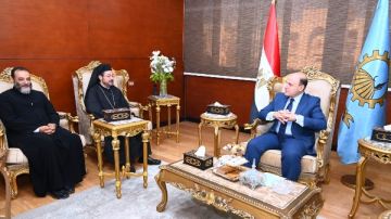 رسائل محبة.. محافظ الغربية يستقبل وفد الكنيسة الكاثوليكية ويبادلهم التهاني بالأعياد رسائل محبة.. محافظ الغربية يستقبل وفد الكنيسة الكاثوليكية ويبادلهم التهاني بالأعياد