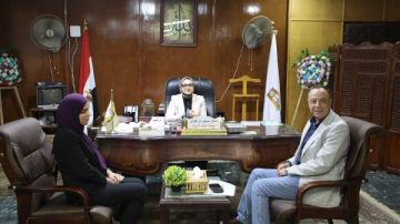 على مساحة 100 فدان.. محافظ الوادي الجديد تبحث إنشاء مجمع مصانع