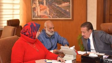 محافظ بورسعيد يسلم مساعدات مالية وعينية لعدد من الحالات الإنسانية