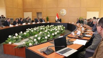 وزير الكهرباء يطمئن المصريين: الشبكة قوية ووحدات التوليد تعمل بالوقود المكافئ وزير الكهرباء يطمئن المصريين: الشبكة قوية ووحدات التوليد تعمل بالوقود المكافئ