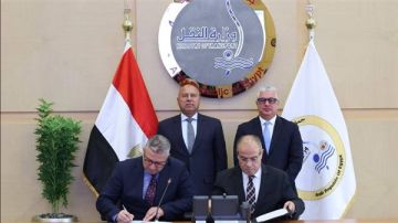 وزير النقل يشهد توقيعين بين شركة موانئ مصر البحرية واقتصادية القناة
