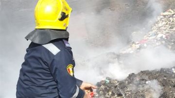 السيطرة على حريق مخزن خردة في منشأة ناصر دون إصابات