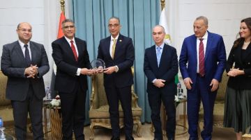 محافظ الجيزة يكرم النجار ويهديه درع المحافظة تقديرا لجهوده صو محافظ الجيزة يكرم النجار ويهديه درع المحافظة تقديرا لجهوده صو