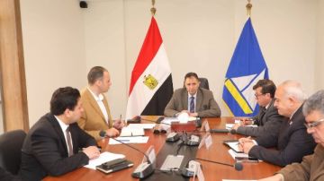 محافظ دمياط يناقش ملف تقنين أراضي الدولة