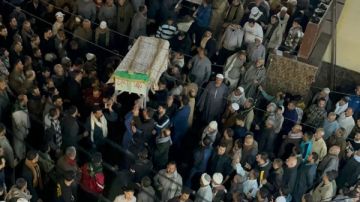 وداع مهيب.. تشييع جثامين زوج وزوجته وابنتهما بمسقط رأسهم بالدقهلية..صور وداع مهيب.. تشييع جثامين زوج وزوجته وابنتهما بمسقط رأسهم بالدقهلية..صور