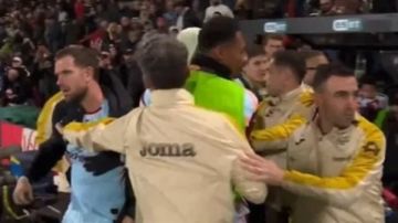 اشتباك بعد الصافرة .. كواليس مشاجرة جوردان هندرسون في مواجهة بورنموث وبرينتفورد