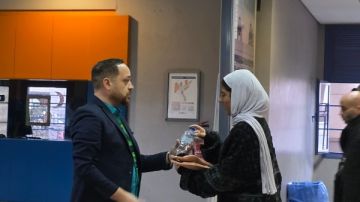 الشركة الفرنسية توزع التمر والمياه على ركاب الخط الثالث وقطار العاصمة في رمضان صور الشركة الفرنسية توزع التمر والمياه على ركاب الخط الثالث وقطار العاصمة في رمضان صور