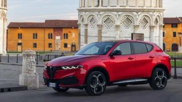 بمظهر رياضي .. ألفا روميو تقدم سيارتها Tonale 2026 صور