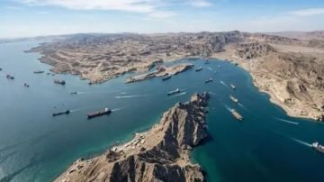 تحول مفاجئ.. إيران تفرض مسارا جديدا لمرور السفن عبر مضيق هرمز تحول مفاجئ.. إيران تفرض مسارا جديدا لمرور السفن عبر مضيق هرمز