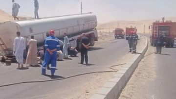 في طريقها لمطار شرم الشيخ.. انقلاب مقطورة محملة بـ50 طن وقود طائرات بالجيزة في طريقها لمطار شرم الشيخ.. انقلاب مقطورة محملة بـ50 طن وقود طائرات بالجيزة
