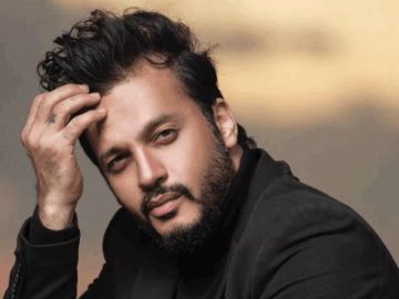 إيساف يروي موقفا إنسانيا: شاب يعيد مبلغا ماليا خلال دقيقة بعد تحويله بالخطأ