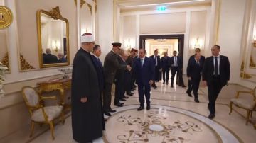 الرئيس السيسي يصل إلى مقر الاحتفال بليلة القدر الرئيس السيسي يصل إلى مقر الاحتفال بليلة القدر