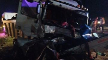 شاهد .. الصور الأولى لحادث تصادم سيارتين على طريق مرسى علم - إدفو