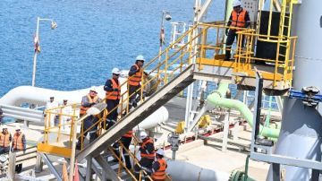 صعد على متن الوحدة.. مدبولي يتفقد محطة تخزين منتجات البترول والغاز المسال بسوميد