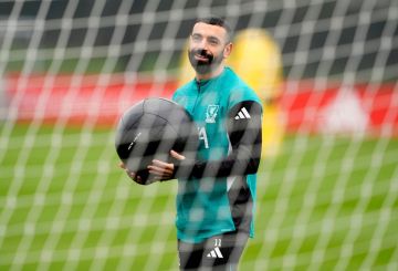 صلاح يحطم رقم عدوه اللدود في ليفربول