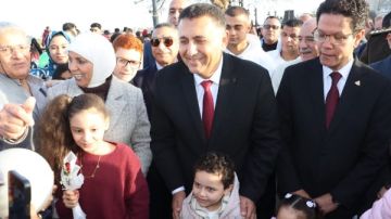 صور تذكارية وتوزيع الهدايا على الأطفال خلال صلاة العيد بالقليوبية