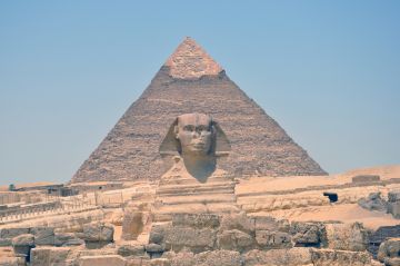 لغز تحت الرمال.. نقش حجري قديم يفتح باب التساؤل عن تمثال ثان لأبي الهول