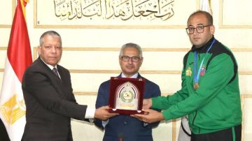 محافظ بني سويف يكرم فريق كرة اليد بنادي بني سويف الرياضي