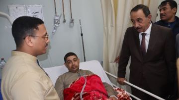 محافظ سوهاج يطمئن على رئيس مكتب تموين عرابة أبيدوس بعد تعرضه لوعكة صحية أثناء تأدية عمله