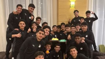 منتخب الناشئين يحتفل بعيد ميلاد أحمد صفوت وياسين هشام