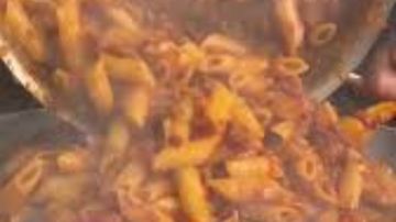 أكلة سريعة ومشبعة.. طريقة عمل مكرونة بالسجق في 20 دقيقة أكلة سريعة ومشبعة.. طريقة عمل مكرونة بالسجق في 20 دقيقة