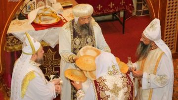 الأنبا زوسيما يرأس قداس تذكار نياحة البابا كيرلس السادس بالجزيرة الشقراء الأنبا زوسيما يرأس قداس تذكار نياحة البابا كيرلس السادس بالجزيرة الشقراء