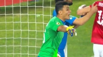 الجزيري ليس الأول.. مهاجم الزمالك يرتدي قفاز حراسة المرمى