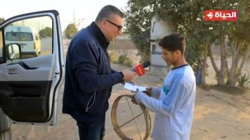 بعد وفاة والده .. قصة كفاح هشام ينخل الرمال لإعالة أسرته