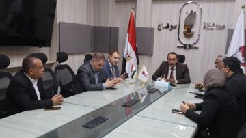 تجنبوا الأعمدة واللافتات.. محافظ سوهاج يحذر المواطنين من الطقس السيئ تجنبوا الأعمدة واللافتات.. محافظ سوهاج يحذر المواطنين من الطقس السيئ