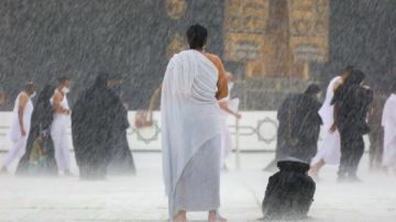 حكم تغطية الرأس أثناء الإحرام خوفا من البرد والمطر.. الإفتاء تجيب حكم تغطية الرأس أثناء الإحرام خوفا من البرد والمطر.. الإفتاء تجيب