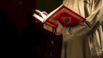 حكم قراءة القرآن من المصحف في صلاة التراويح.. الإفتاء تجيب