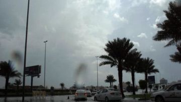 طقس اليوم والساعات القادمة انخفاض درجات الحرارة وأمطار متفرقة مع نشاط الرياح