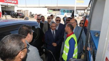 محافظ بني سويف يتفقد المواقف ومحطات الوقود لمتابعة الالتزام بأسعار الوقود الجديدة
