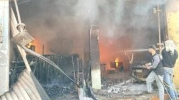 مصرع شخص وإصابة 3 في حريق هائل بمحل موبيليا بالقليوبية مصرع شخص وإصابة 3 في حريق هائل بمحل موبيليا بالقليوبية