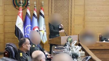 وزير الدفاع يتفقد سير منظومة العمل داخل هيئة الاستخبارات العسكرية