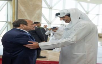 أمير قطر يتقدم مستقبلي الرئيس المصري