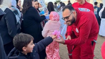 الهلال الأحمر يشارك في تأمين احتفالات عيد الفطر بالتواجد في المساجد والحدائق العامة الهلال الأحمر يشارك في تأمين احتفالات عيد الفطر بالتواجد في المساجد والحدائق العامة