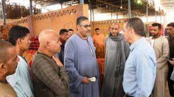 جولة ميدانية مفاجئة لمحافظ أسوان داخل شادر الجملة للخضراوات والفاكهة بأبو الريش