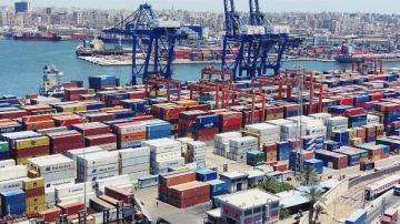 رغم الأمطار.. استمرار حركة الملاحة وتداول الحاويات بميناء الإسكندرية