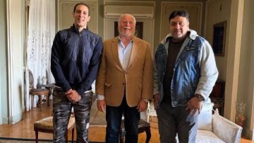 زيارة ملكية.. أسرة عبد الحليم حافظ تستقبل أحمد فؤاد الثاني بمنزله