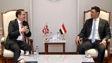 وزير الصناعة يبحث تعزيز التعاون مع بريطانيا وزيادة الاستثمارات في مصر