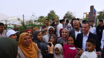 أخبار أسوان المحافظ يوزع هدايا وعيدية على الأطفال.. انتظام العمل بالمستشفيات