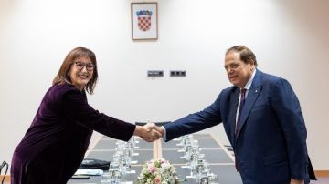 أبو العينين: ناقشت مع مفوضية الاتحاد الأوروبي ضرورة تغليب الحلول الدبلوماسية للحفاظ على أمن واستقرار المنطقة أبو العينين: ناقشت مع مفوضية الاتحاد الأوروبي ضرورة تغليب الحلول الدبلوماسية للحفاظ على أمن واستقرار المنطقة