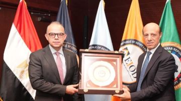  الرقابة المالية تكرم الدكتور محمد فريد تقديرا لفترة رئاسته للهيئة قبل توليه الاستثمار 