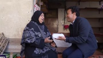 بركة رمضان .. سامح حسين يمنح 100ألف جنيه لأرملة بالمنيا بعد تعثر مشروعها بركة رمضان .. سامح حسين يمنح 100ألف جنيه لأرملة بالمنيا بعد تعثر مشروعها