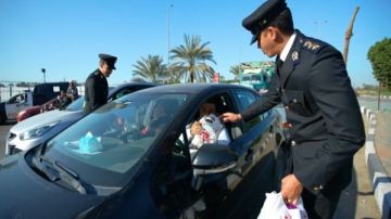 رجال الشرطة يوزعون الوجبات على المواطنين بالشوارع والميادين قبل الإفطار .. شاهد رجال الشرطة يوزعون الوجبات على المواطنين بالشوارع والميادين قبل الإفطار .. شاهد